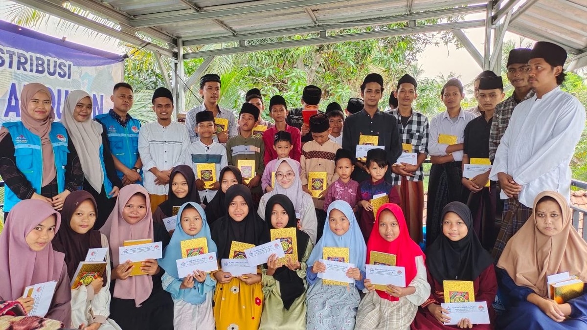 Alhamdulillah! Wakaf Qur’an Telah Tersalurkan untuk Santri Hidayatul Walad Alhamdulillah! Wakaf Qur’an Telah Tersalurkan untuk Santri Hidayatul Walad