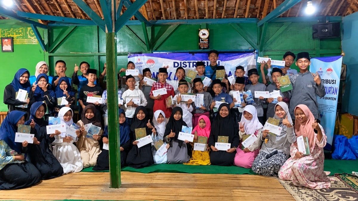 Amanah Wakaf Al-Qur'an Telah Sampai kepada Para Santri Pondok Pesantren Raudhatul Rohimin Amanah Wakaf Al-Qur'an Telah Sampai kepada Para Santri Pondok Pesantren Raudhatul Rohimin