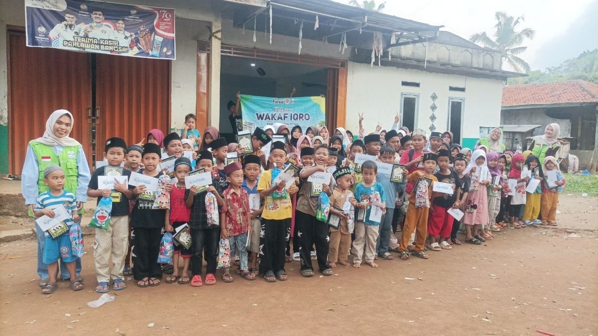Kebahagiaan di TPA Al Munajat, Senyum Santri Menyambut Wakaf Iqro dan Al-Qur’an Kebahagiaan di TPA Al Munajat, Senyum Santri Menyambut Wakaf Iqro dan Al-Qur’an