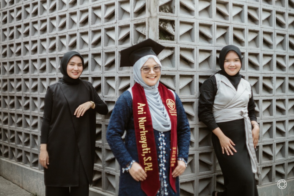 Ani Graduation Session at UNPAM VIKTOR