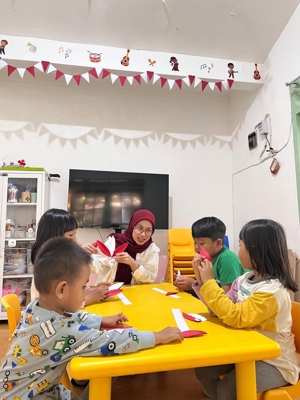 Mambuat Mahkota Merah Putih