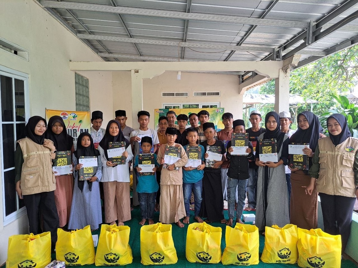 Menggapai Berkah dengan Wakaf Al-Qur'an! Distribusi Wakaf Al Qur'an Kepada Adik-adik Yatim Penghafal Qur'an