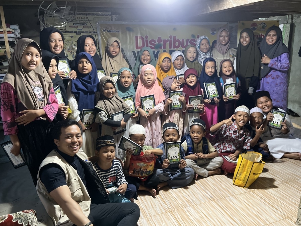 Rumah Yatim Mulia Salurkan Wakaf Iqro ke TPA Nurul Iman Palembang