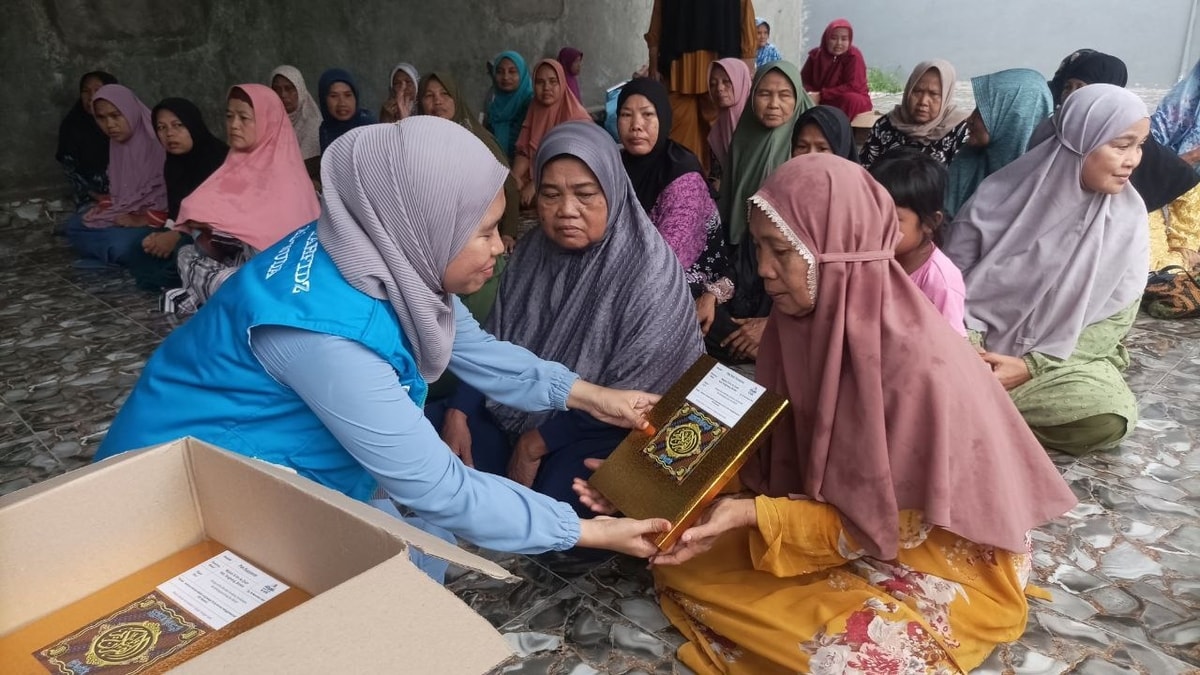 Kebahagiaan Lansia Majelis Ta'lim Az Ziyah, Wakaf Al-Qur'an Besar dari Rumah Tahfidz Al Huda