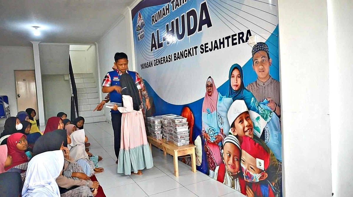 Distribusi daging qurban untuk adik-adik yatim dan dhuafa.