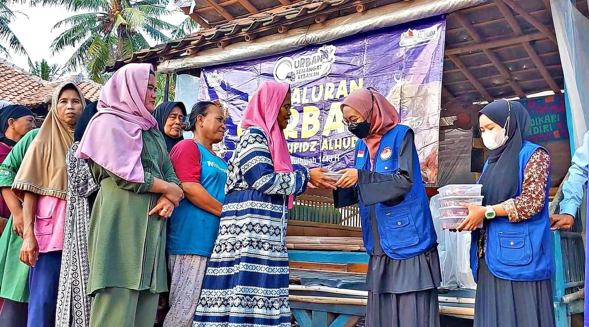 Distribusi daging qurban di kampung nelayan.