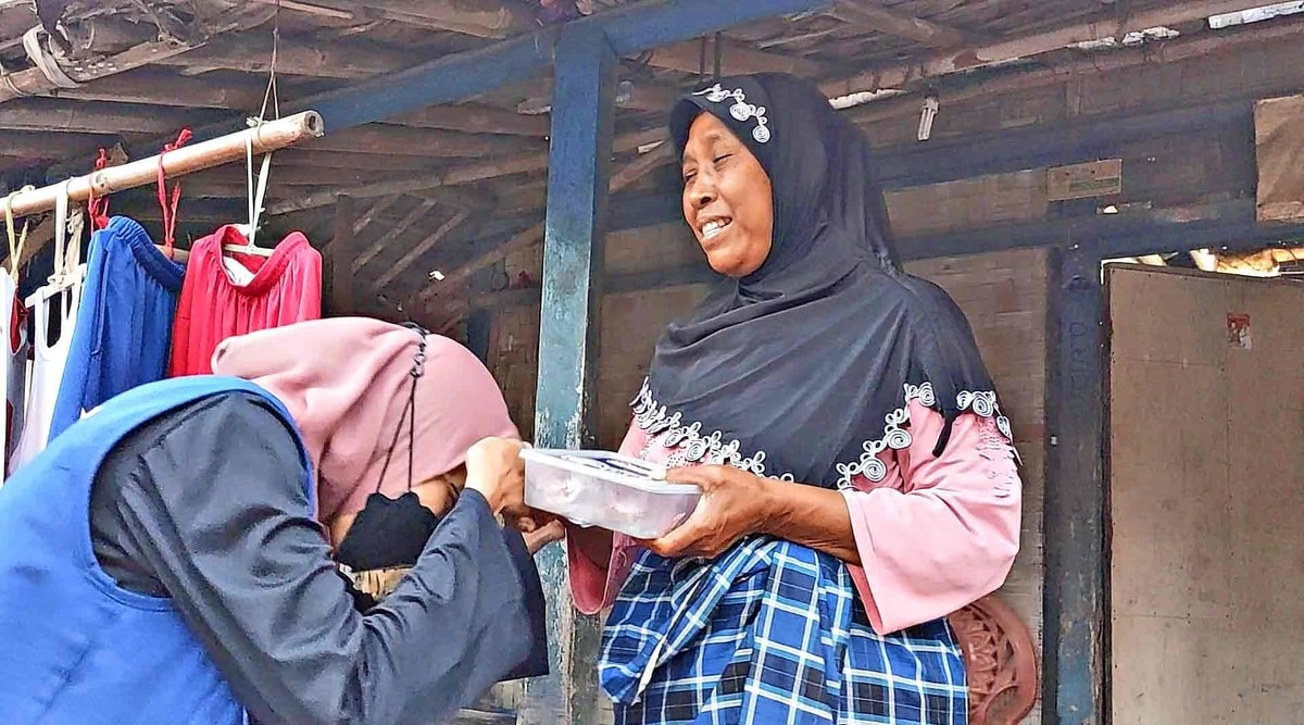 Alhamdulillah! Ibu Nuriyati bisa makan daging kambing lagi.