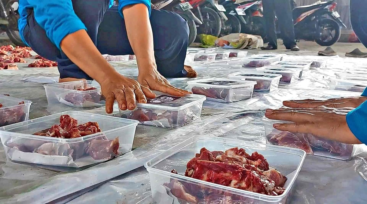 Pengemasan daging qurban yang bersih dan rapih.