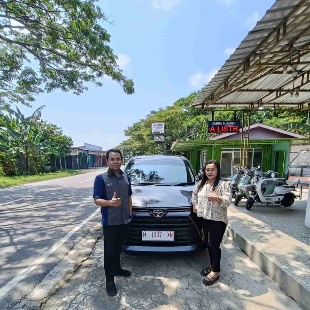 Sales Toyota Ali menyerahkan unit ke Mas Sholikin di Godong