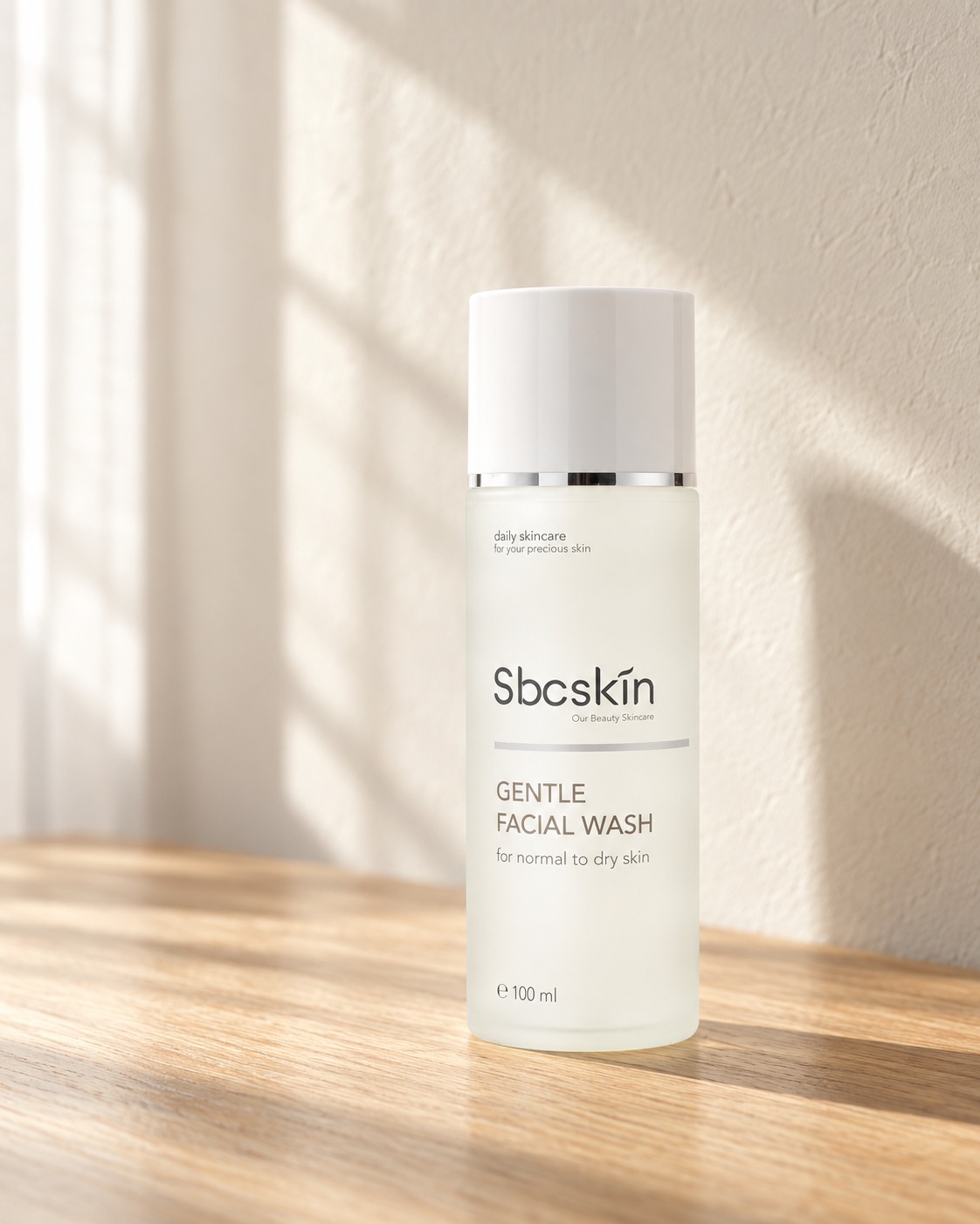 Gentle Facial Wash di meja kayu, cahaya pagi dari jendela