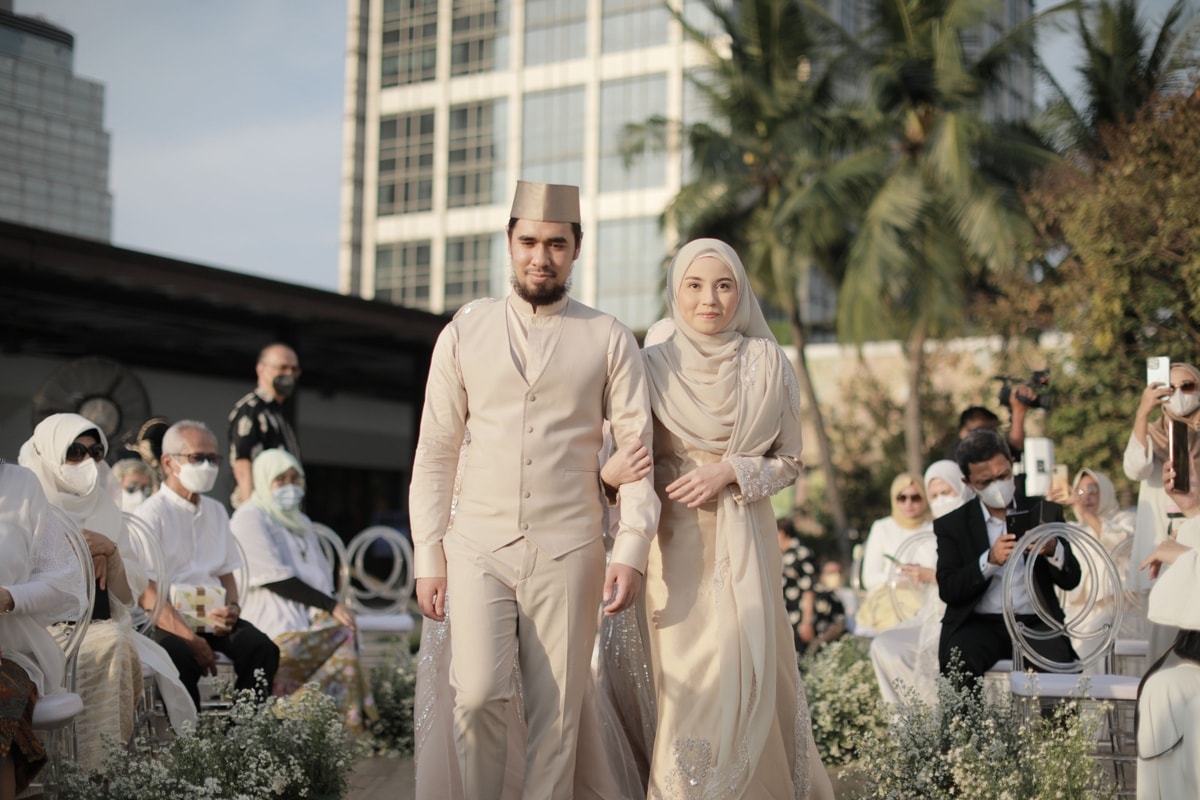 Icha & Reffi: Simple All in White Outdoor and Indoor Wedding