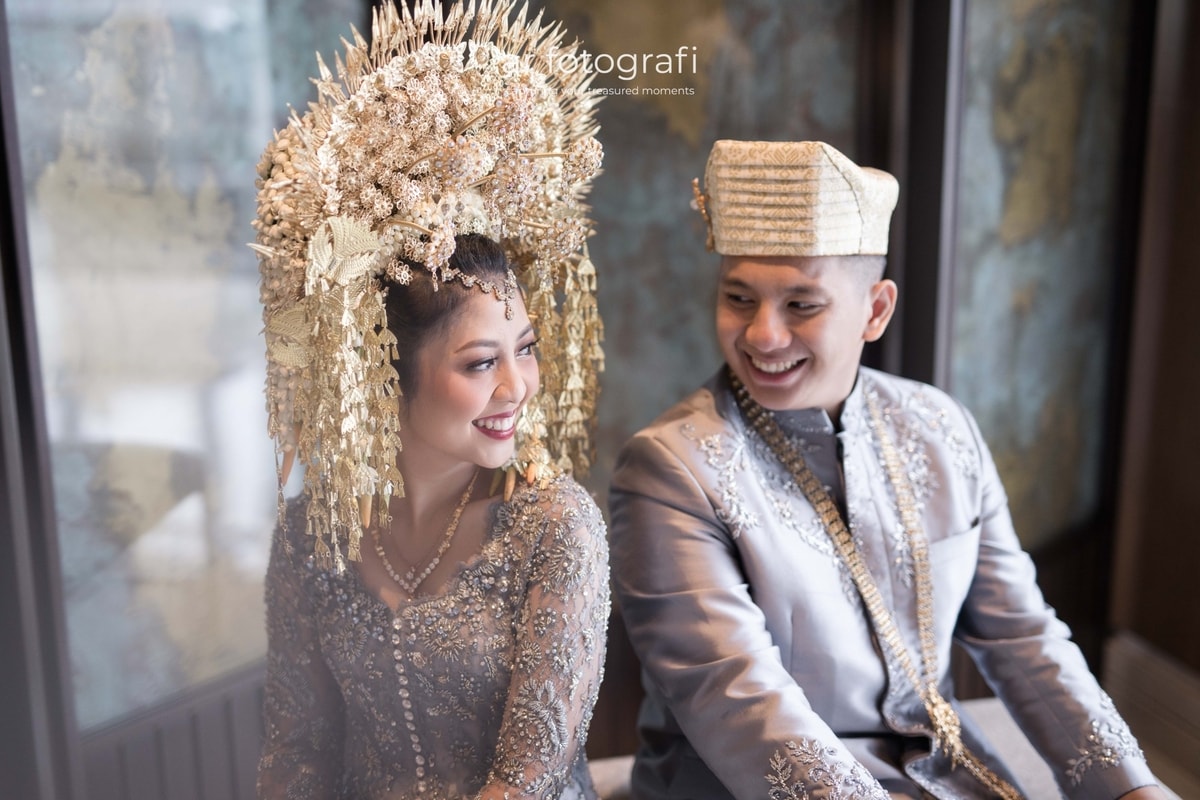 Ghina & Imam: Mendobrak Stereotype Busana Pengantin Minang dengan Icy Purple