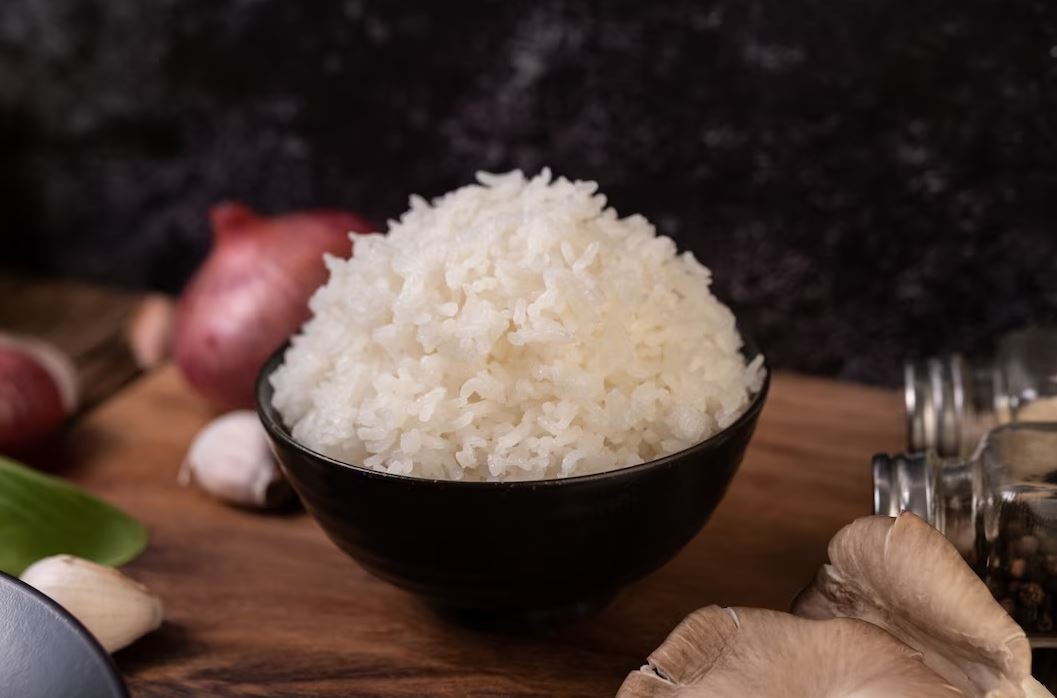 Rahasia Tersembunyi Makan Nasi Dingin: Manfaat & Risiko yang Perlu Anda Ketahui
