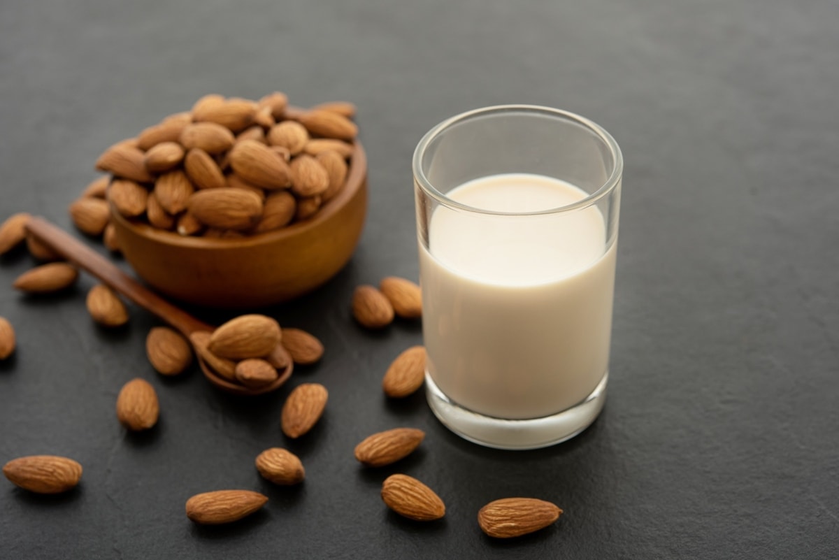 Menyehatkan Hidup Dengan Mengonsumsi Susu Almond: Mengapa Memilih Susu Almond Untuk Pola Hidup Sehat