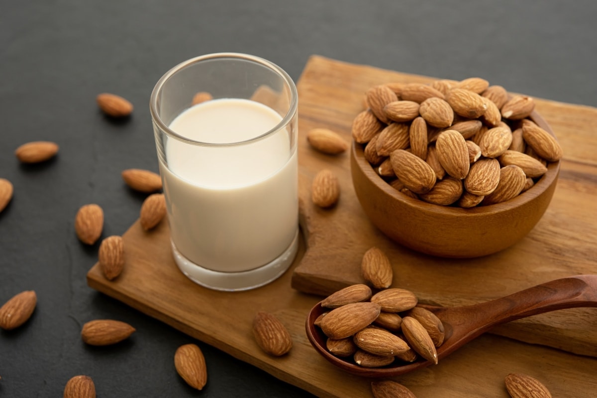 Minuman Lezat Yang Kaya Akan Nutrisi dan Tidak Bikin Badan Gemuk? Susu Almond Solusinya!