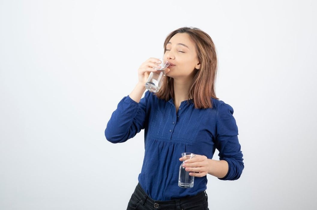 Mengapa Minum Air Putih Dulu Sangat Penting Sebelum Mengonsumsi Kopi atau Teh?