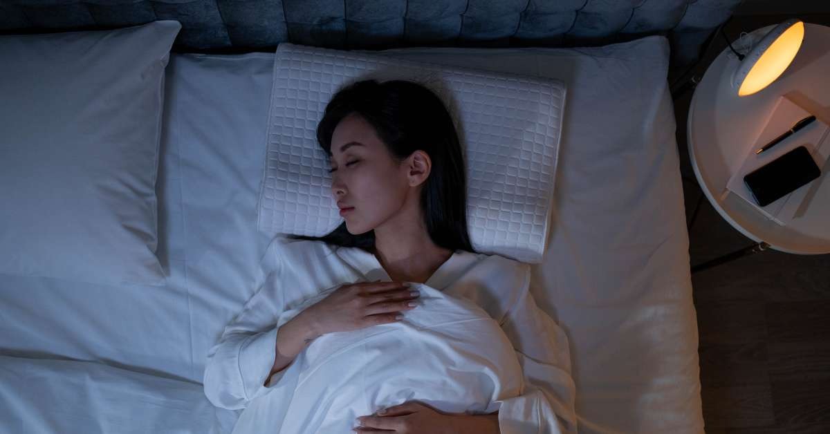 Kamar yang gelap, dingin, dan tenang dapat membantu menciptakan kondisi yang optimal untuk tidur.