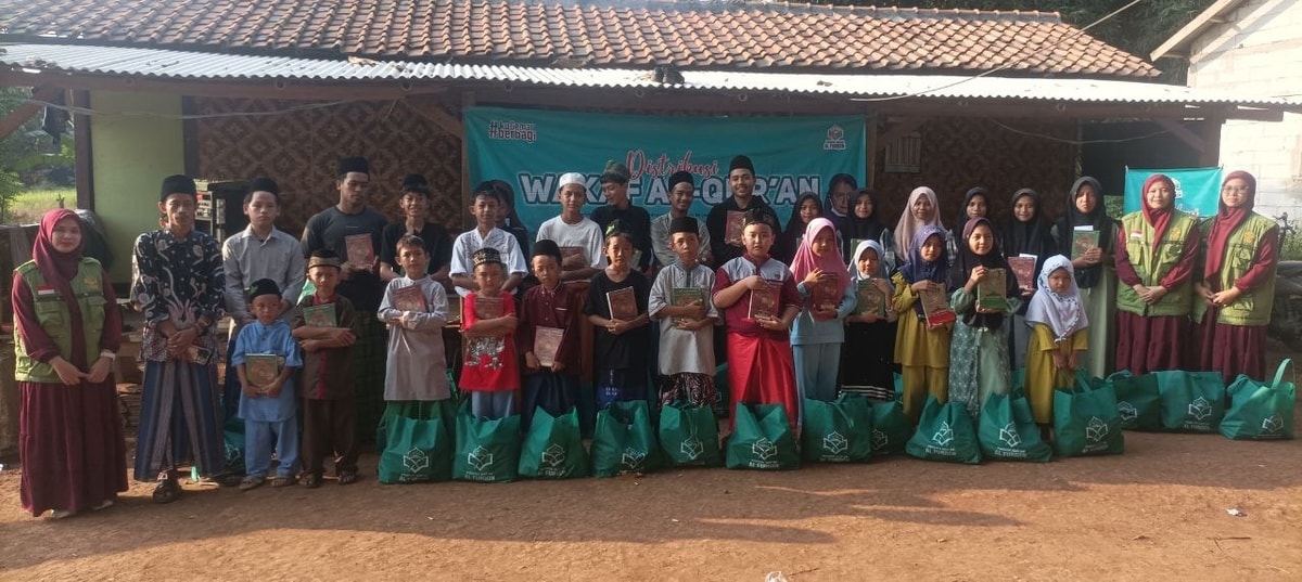 Penyaluran Mushaf Qur'an Kepada Para Santri di Ponpes Kun Fayakun