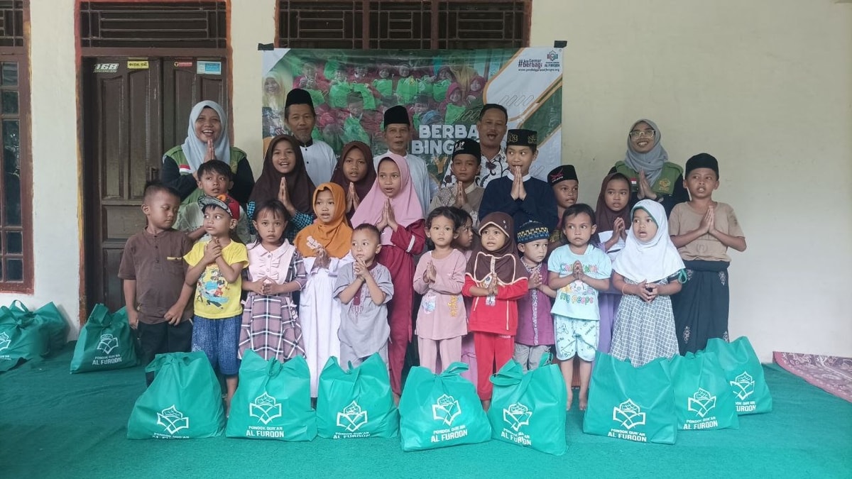 Berbagi Bingkisan Untuk Yatim