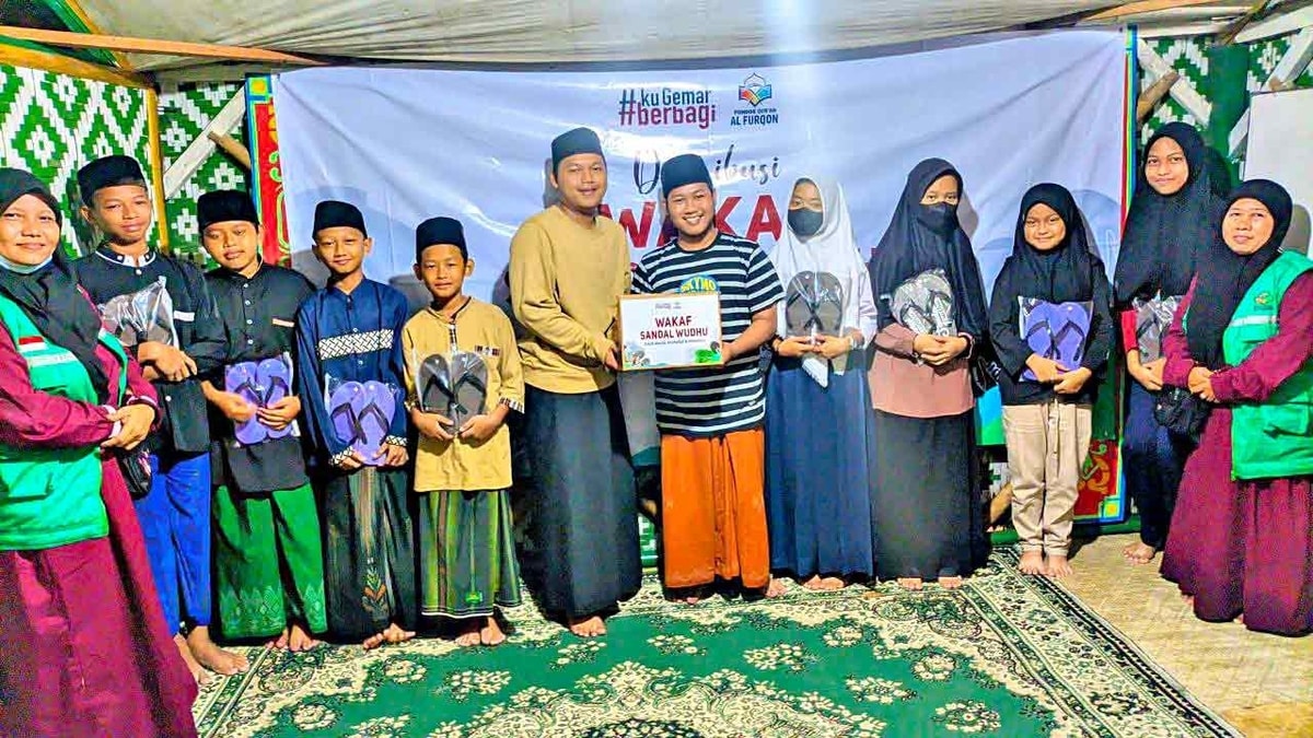 Laporan Wakaf Sandal Wudhu Untuk Mushola dan Pesantren