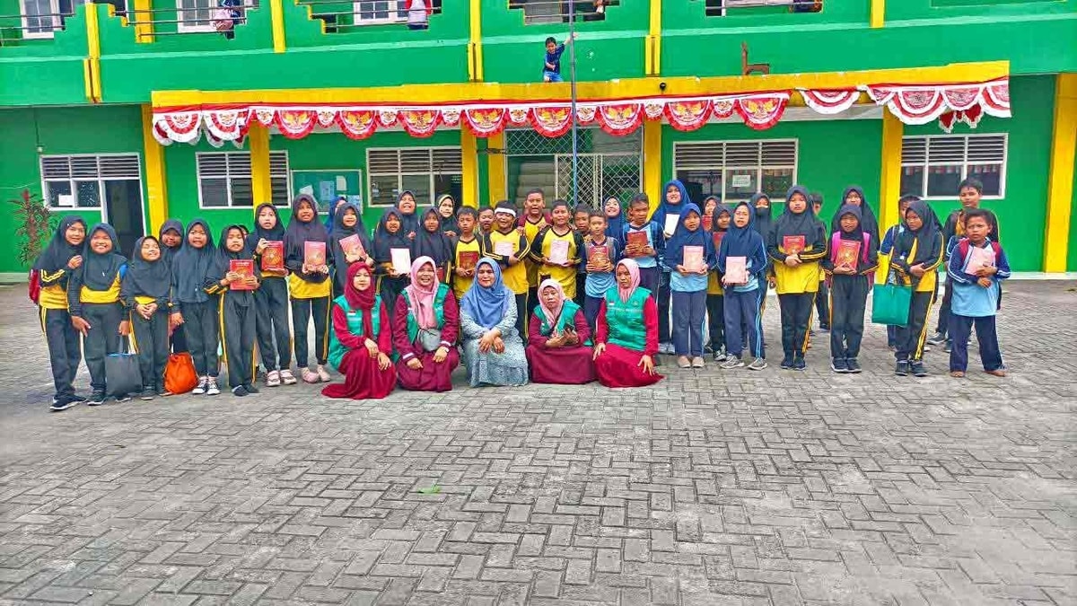 Syukur Alhamdulillah Wakaf Qur'an Sahabat Sudah Sampai di Tangan Adik-Adik MI Baitussa'adah