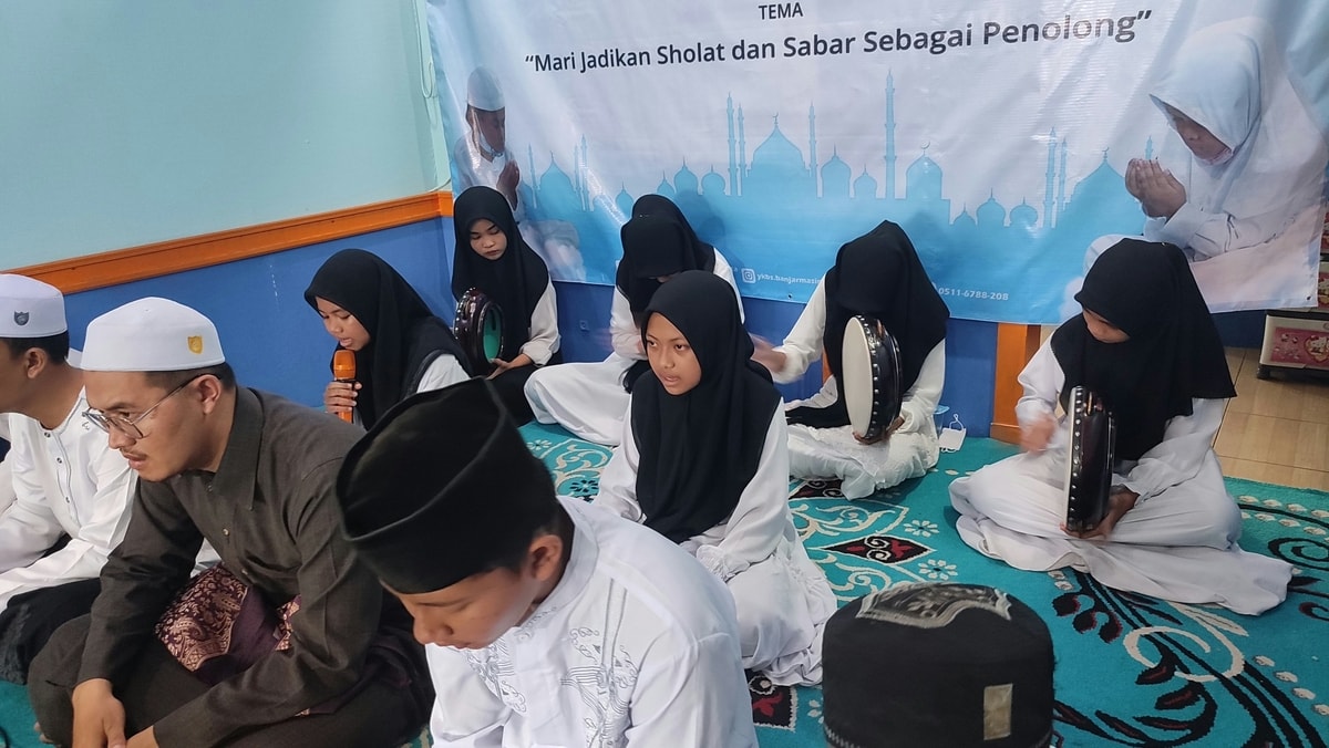 Adik-Adik Yatim Dhuafa Binaan Bermain Hadrah