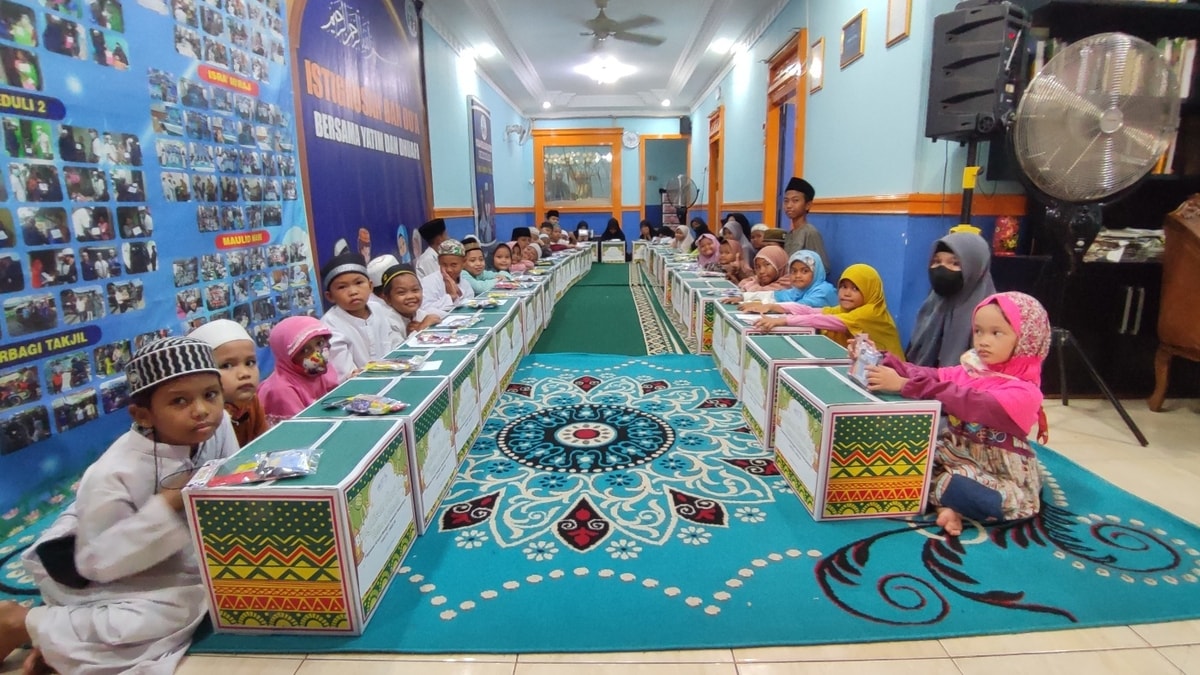 Pembagian Bingkisan Hari Raya Yatim & Dhuafa