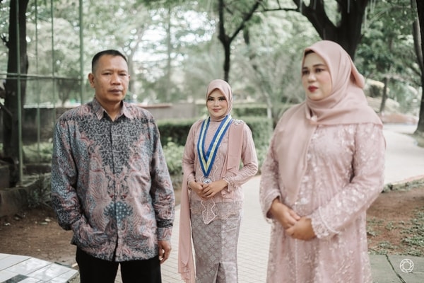 Tia Graduation Session at TAMAN POTRET