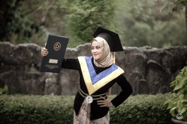 Putri Graduation Session at ISTANA NELAYAN