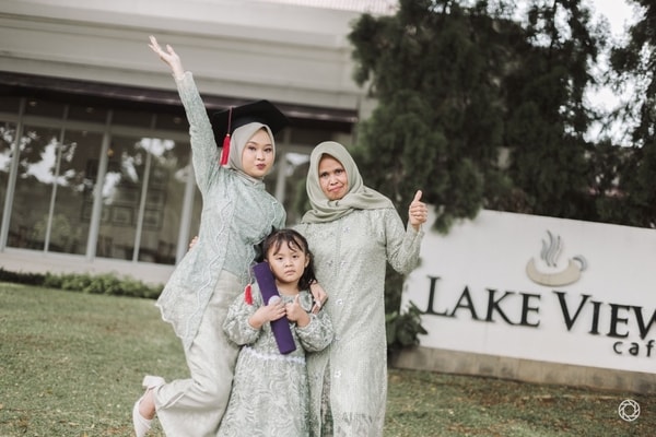 Firda Graduation Session at THE SPRING CLUB