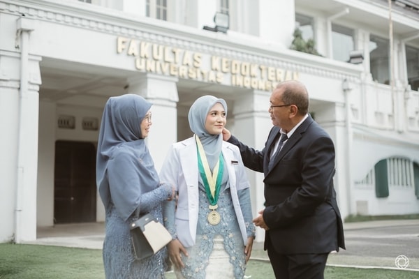 Nabila Graduation Session at UI
