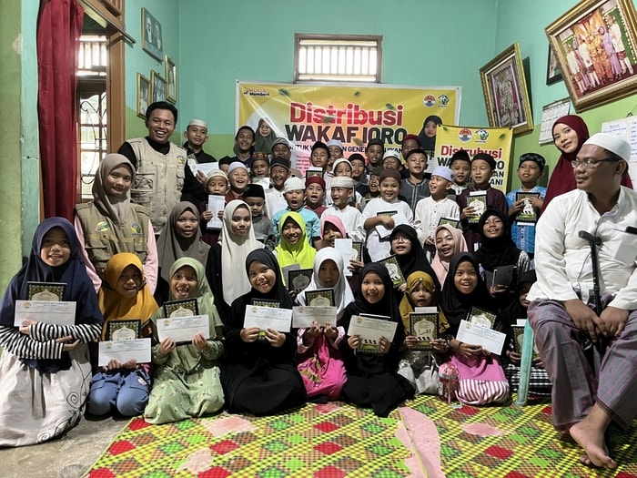 Distribusi Wakaf Iqro ke Rumah Ngaji Cikyah