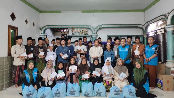 Senyum Santri Warnai Distribusi Wakaf Al-Qur’an di Pondok Pesantren Nurul Huda