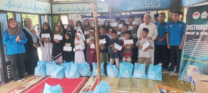 Alhamdulillah! Wakaf Al Quran untuk Santri Riyadul Alfiyyah Sukses Didistribusikan!