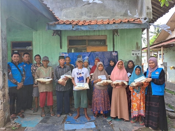 Berbagi Kebahagiaan, Sedekah Beras untuk Lansia yang Membutuhkan