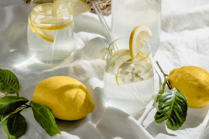 Lagi Tren Minum Air Lemon Setiap Hari? Apa Manfaat dan Efek Sampingnya?