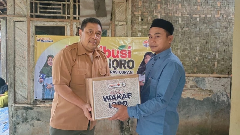 Penyaluran Wakaf Iqro ke TPA Al-Mustaqim