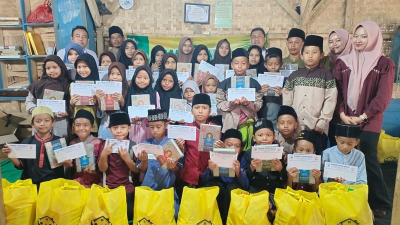 Bahagianya Para Santri Majelis Taklim Nurul Dolam Saat Menerima Mushaf Qur’an Baru..