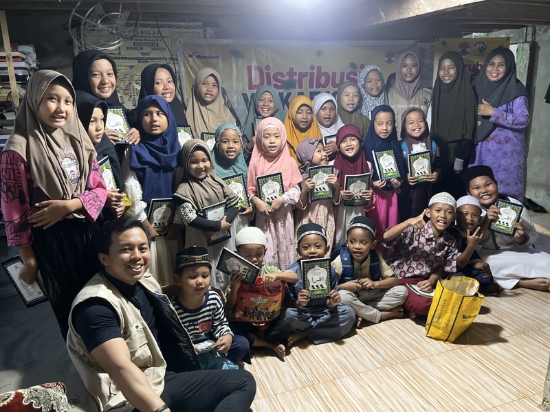 Rumah Yatim Mulia Salurkan Wakaf Iqro ke TPA Nurul Iman Palembang