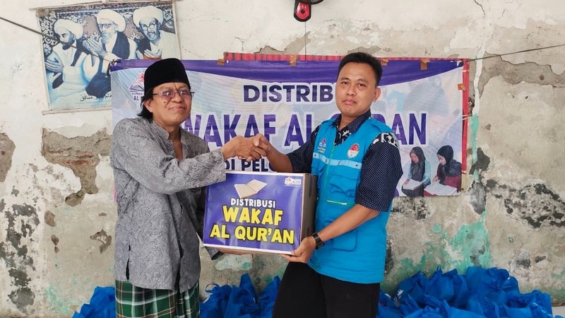 Penyaluran Wakaf Al Qur'an ke Pesantren Darul Istiqomah