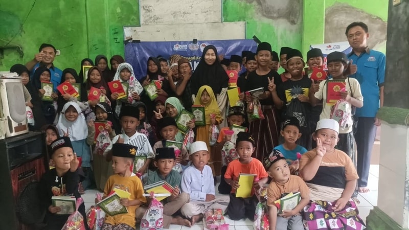 Senyum Santri Majelis Nurul Hidayah Sambut Wakaf Iqro Baru