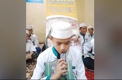 Ucapan terima kasih oleh Afzan dari Rumah Tahfidz NRA Makassar kepada Donatur - Donatur yang telah Berwakaf Al - Qur'an di Program Wakaf Al - Qur'an Yayasan Hashinah Umat Indonesia🙏☺️

Terimakasih para Donatur Ibu Ikah beserta keluarga, yang sudah mempercayakan Yayasan Hashinah Umat Indonesia. Semoga Allah memberikan umur yang berkah serta rezeki yang melimpah. Aamiin Yaa Rabbal 'Aalamiin..🤲🤲