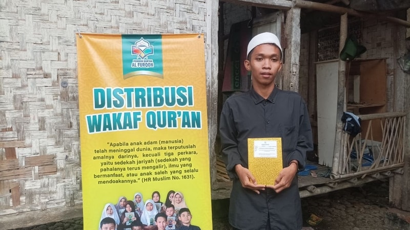 Distribusi Wakaf Al Qur'an Untuk Para Santri di Pondok Pesantren Al Khoiriyah