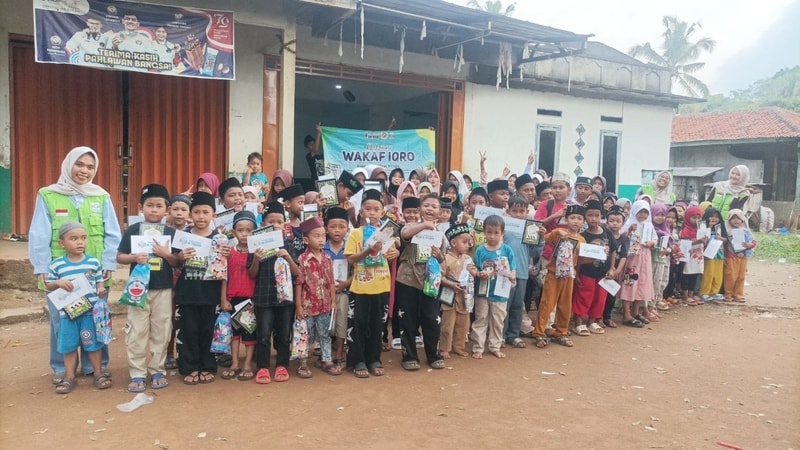 Kebahagiaan di TPA Al Munajat, Senyum Santri Menyambut Wakaf Iqro dan Al-Qur’an