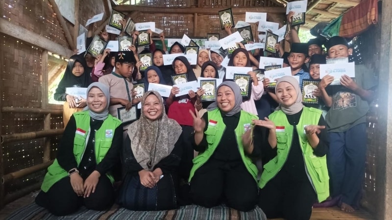 Alhamdulillah, Wakaf Iqro Telah Tersalurkan untuk Santri TPA Riyadhul Iman